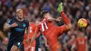 Pemain Liverpool, Roberto Firmino (kanan) mengontrol bola saat berduel dengan pemain Manchester City, Vincent Company pada lanjutan Liga Inggris pekan ke-28 di Stadion Anfield, Liverpool, Kamis (3/3/2016) dini hari WIB. (AFP/Paul Ellis)