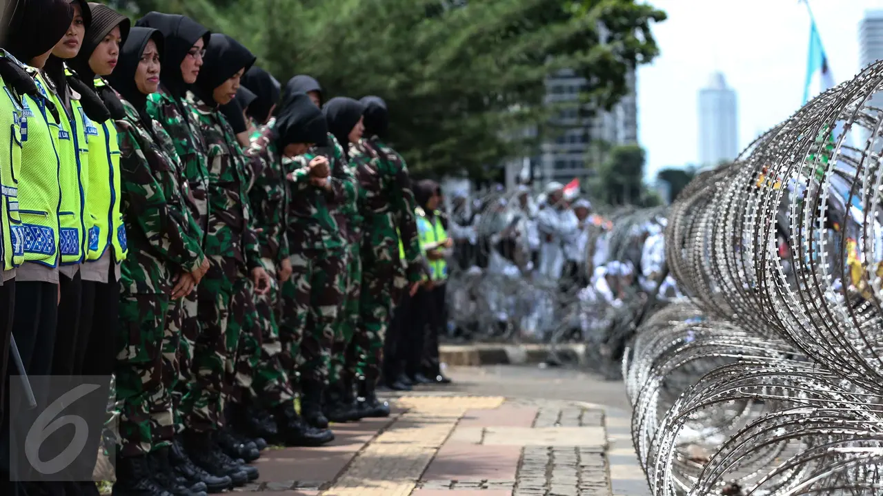 20170123-Polwan dan Kowad Berhijab Kembali Amankan Demo FPI-Jakarta