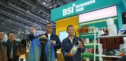 Direktur Utama BSI Anggoro Eko Cahyo (kiri) didampingi SEVP Consumer Product Solution BSI Wawan Setiawan meninjau produk UMKM pada gelaran BSI International Expo 2026 di Jakarta International Convention Center (JICC), Jakarta, Jumat (23/10).