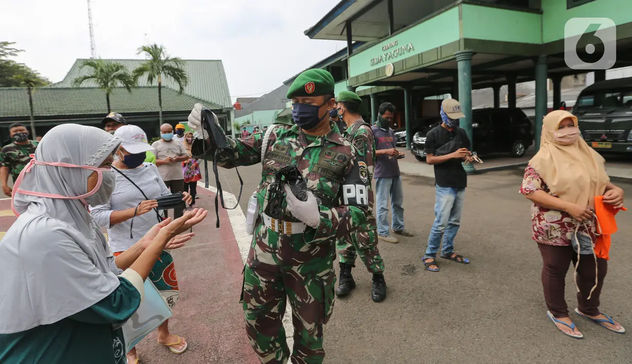 Warga memperoleh masker yang dibagikan personel TNI AD saat antre bantuan beras di Makodim 0506 Tangerang, Banten, Senin (27/4/2020). Bantuan 1,5 kg beras per orang melalui ATM Pertanian Si Komandan kerja sama antara Kementerian Pertanian, TNI dan sejumlah mitra. (Liputan6.com/Fery Pradolo)