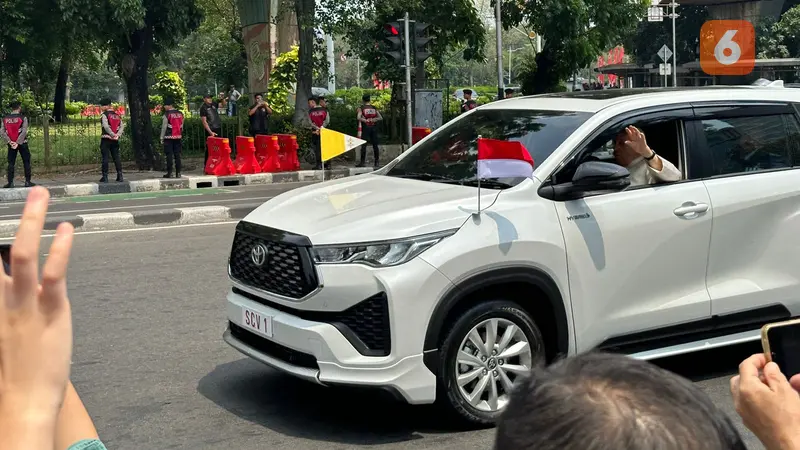 Paus Fransiskus menumpang mobil Kijang Innova Zenix berkelir putih saat berkunjung ke Indonesia. (Liputan6.com/Benedikta Miranti T.V)