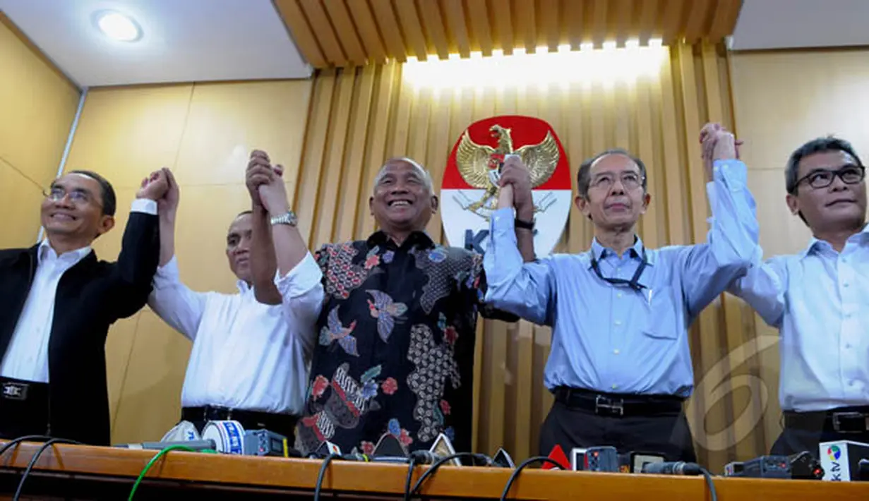 Pimpinan baru KPK Taufiequrachman Ruki , Johan Budi SP dan Indriyanto Seno Adji  bersama Wakil Ketua KPK Zulkarnen dan Adnan Pandu Pradja  melakukan salam komado usai konferensi pers di Gedung KPK, Jakarta, Jumat (20/2). (Liputan6.com/Andrian M Tunay)