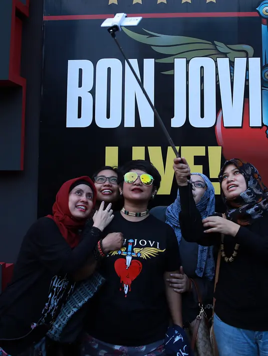 Mereka menunggu dari sejak pagi alasannya cukup masuk akal, sebagian mereka ingin mendapat tempat yang bagus saat melihat penampilan Bon Jovi. (Deki Prayoga/Bintang.com)