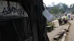 Penanda berlogo Pemprov DKI Jakarta terlihat di salah satu pohon yang akan direvitalisasi di Kawasan Kemang, Jakarta, Sabtu (9/11/2019). Sejumlah pohon akan direvitalisasi dan ditebang karena beberapa alasan salah satunya, posisinya dianggap merusak saluran. (Liputan6.com/Helmi Fithriansyah)