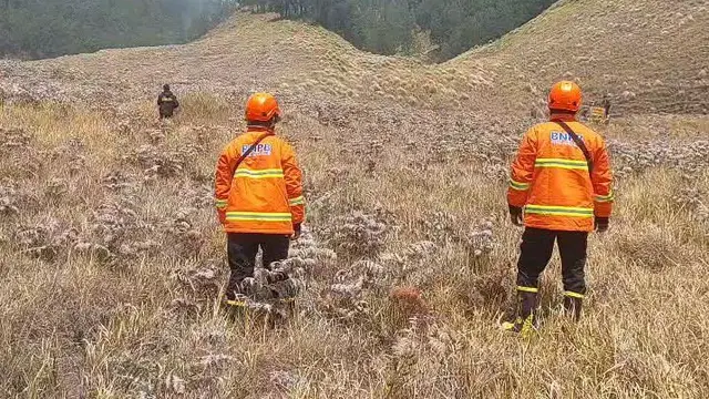 ​ Cuaca Buruk Lumpuhkan Water Bombong, Tim Gabungan Berjibaku Padamkan Api Bromo Dari Darat