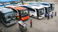 Menjelang Lebaran, Dinas Perhubungan DKI Jakarta menyiapkan tambahan armada angkutan umum untuk para pemudik. (Liputan6.com/Faizal Fanani)