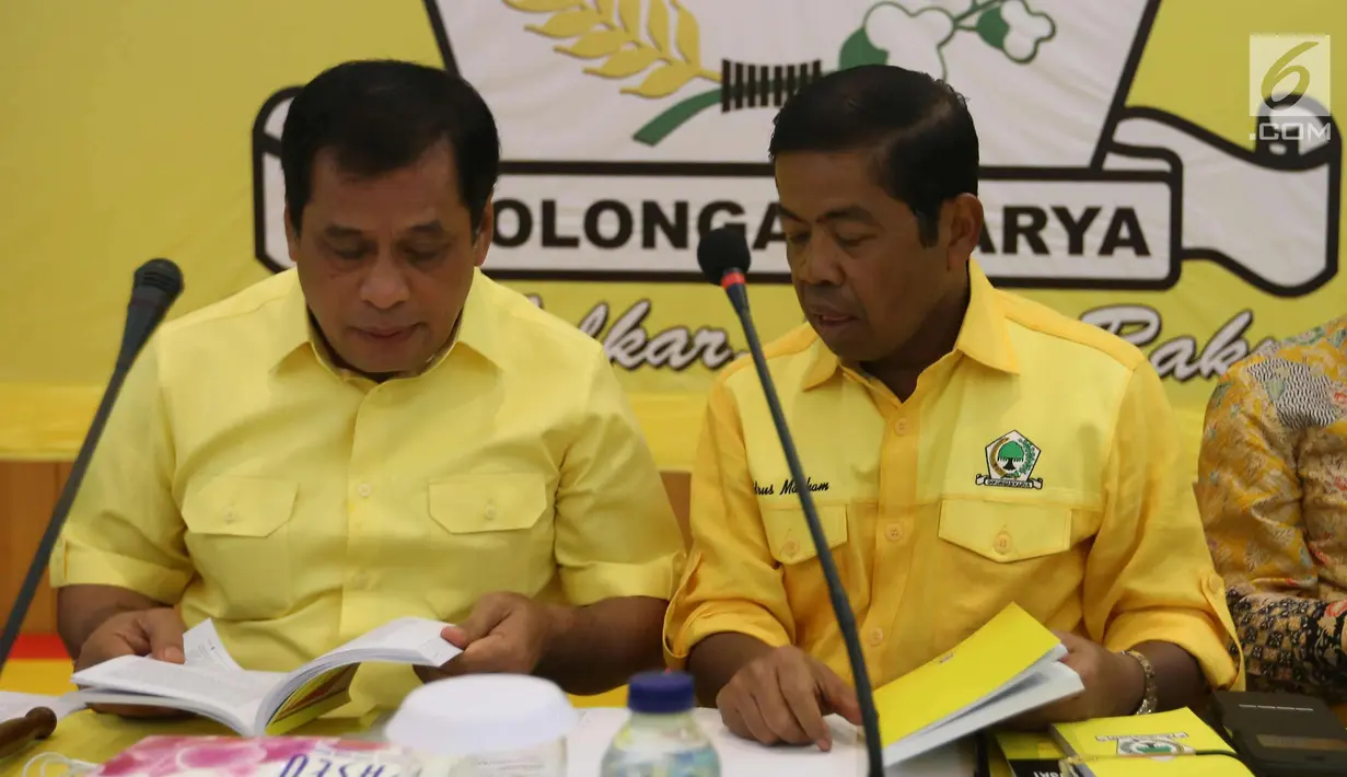 Ketua Harian Golkar Nurdin Halid dan Sekjen Golkar Idrus Marham ketika menggelar rapat pleno di kantor DPP Golkar, Jakarta, Selasa (21/11). Rapat membahas pergantian Setya Novanto dari posisi Ketua Umum dan juga Ketua DPR RI. (Liputan6.com/Angga Yuniar)