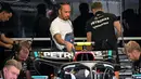 Pembalap Mercedes asal Inggris, Lewis Hamilton tiba di garasi menjelang sesi latihan pertama Grand Prix Formula1 Bahrain di Sirkuit Internasional Bahrain, Sakhir pada 29 Februari 2024. (ANDREJ ISAKOVIC/AFP)