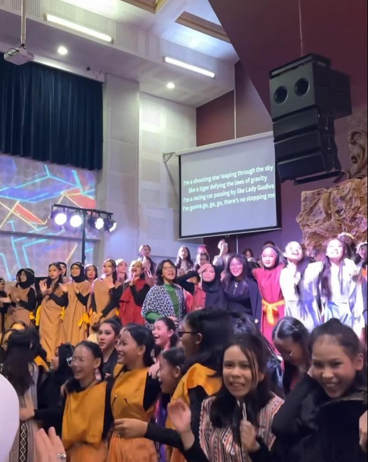 7 Potret Safeea Ahmad Tampil di Acara Sekolah, Bikin Bangga Ahmad Dhani dan Mulan Jameela yang Datang