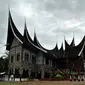 Istana Silindung Bulan di Batusangkar, Tanah Datar, Sumbar. Istana yang disebut juga Rumah Gadang Sembilan Ruang itu merupakan replika istana lama Kerajaan Pagaruyung yang terbakar pada 1966.(Antara)