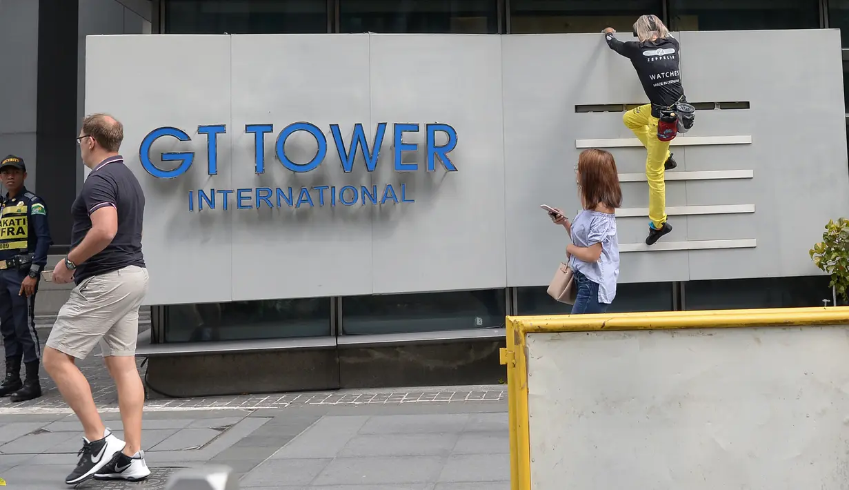 Alain Robert bersiap memanjat Menara Internasional GT berlantai 47 di Makati City, Manila, Filipina (29/1). Alain yang dikenal sebagai "The French Spiderman" kembali memanjat gedung pencakar langit di Filipina. (AFP Photo/Ted Aljibe)