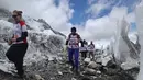 Para pelari bersaing untuk mencapai garis finish saat mengikuti lomba maraton di Gunung Everest, Nepal, Minggu (29/5). Lomba lari marathon tertinggi di dunia itu dimenangi oleh Bed Bahadur Sumuwar, tentara asal Nepal dengan waktu 4:00:10 (HO/HIMEX/AFP)