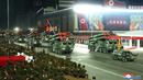 Parade militer untuk memperingati 75 tahun berdirinya Tentara Rakyat Korea digelar di Lapangan Kim Il Sung, Pyongyang, Korea Utara, 8 Februari 2023. Parade militer besar-besaran tersebut memamerkan perangkat keras terbaru dari persenjataan nuklir Korea Utara yang berkembang pesat. (STR/KCNA VIA KNS/AFP)
