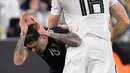 Pemain Timnas Jerman Marcel Halstenberg melompat saat berebut bola dengan pemain Timnas Argentina Rodrigo De Paul dalam laga persahabatan di Stadion Signal Iduna Park, Dortmund, Rabu (9/10/2019).  Menghadapi Argentina, Timnas Jermanharus puas bermain 2-2 dengan lawannya. (AP/Martin Meissner)