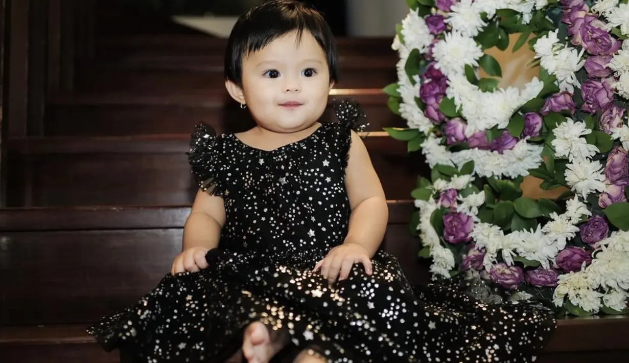 Ameena juga tampak glamor dengan gaun sequin hitam yang dikenakannya.  [Foto: Instagram/ Ameena Halilintar]