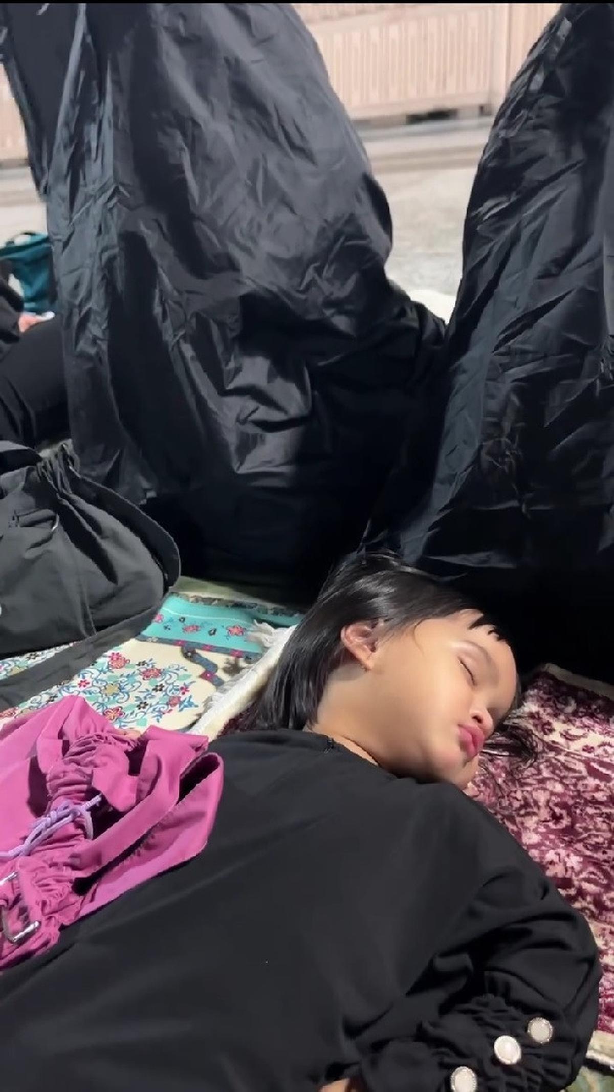Potret Tasya Kamila Isi Liburan Akhir Tahun dengan Umrah Sekeluarga, Ajak 2 Anaknya Sekaligus