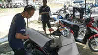 Petugas di Stasiun Kiaracondong sedang menyiapkan kendaraan yang mengikuti program angkutan motor gratis (Motis) yang dilaksanakan Kementerian Perhubungan, Sabtu (1/6/2019). (Huyogo Simbolon)
