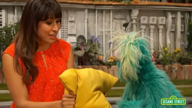 Sophia menyiapkan bantal agar Rosita bisa meluapkan rasa marah dengan memukul bantal itu. (Foto: Youtube/ Sesame Street)