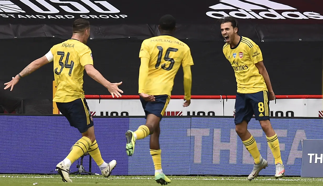Pemain Arsenal Dani Ceballos (kanan) melakukan selebrasi usai mencetak gol ke gawang Sheffield United pada putaran keenam Piala FA di Bramall Lane, Sheffield, Inggris, Minggu (28/6/2020). Arsenal melaju ke semifinal Piala FA usai menaklukkan Sheffield United 2-1. (Andrew Boyers/Pool via AP)