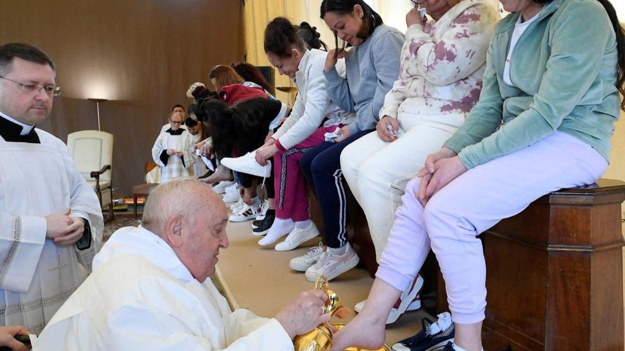 Paus Fransiskus membasuh dan mencium kaki sejumlah narapidana wanita di Penjara Rebibbia, Roma, Italia, pada Kamis (28/3/2024). Ritual membasuh dan mencium kaki narapidana ini dilakukan Paus Fransiskus ketika memimpin Misa Kamis Putih menjelang perayaan P