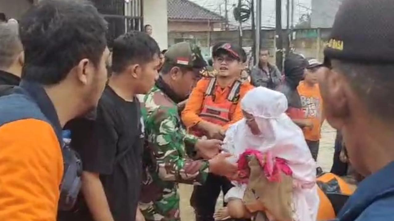 Prajurit TNI Kodim 0507 evakuasi warga terjebak banjir di Bekasi