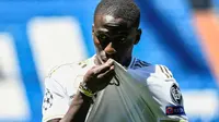 Real Madrid resmi memperkenalkan Ferland Mendy ke publik di Santiago Bernabeu, Rabu (19/6/2019). (AFP/OSCAR DEL POZO)