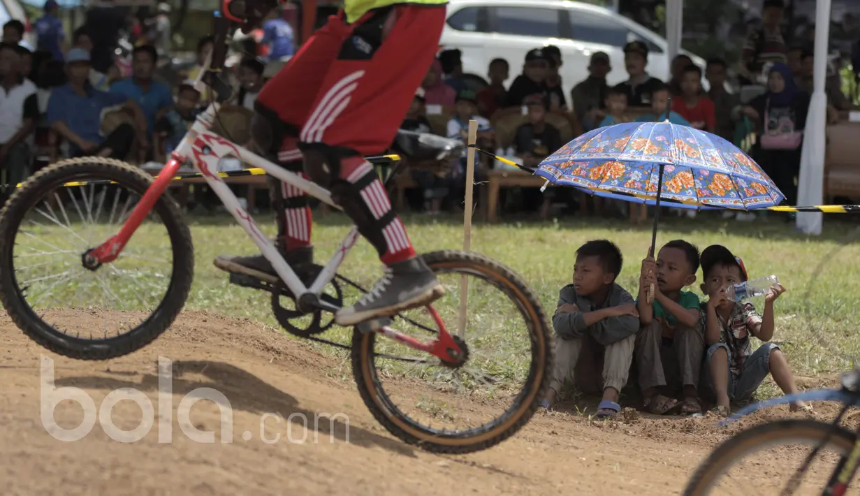 Antusiasme penonton cilik pada Festival BMX di kompleks Islamic Center, Sukada, Lampung, Minggu (19/3/2017) (Bola.com/Reza Bachtiar)