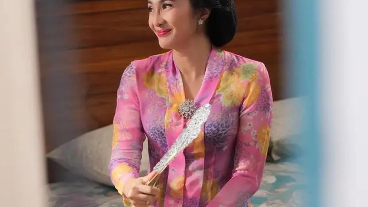 6 Outfit Maudy Koesnaedi dengan Kebaya dalam Series 'Losmen Bu Broto', Bergaya Klasik dan Berwibawa