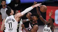 Duel antara Miami Heat versus Milwaukee Bucks di semifinal wilayah timur Playoff NBA 2020. (Douglas P. DeFelice / GETTY IMAGES NORTH AMERICA / Getty Images via AFP)