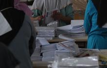 FOTO: Mengintip Sibuknya Petugas Sortir dan Lipat Surat Suara Pemilu 2024 di Pulogadung