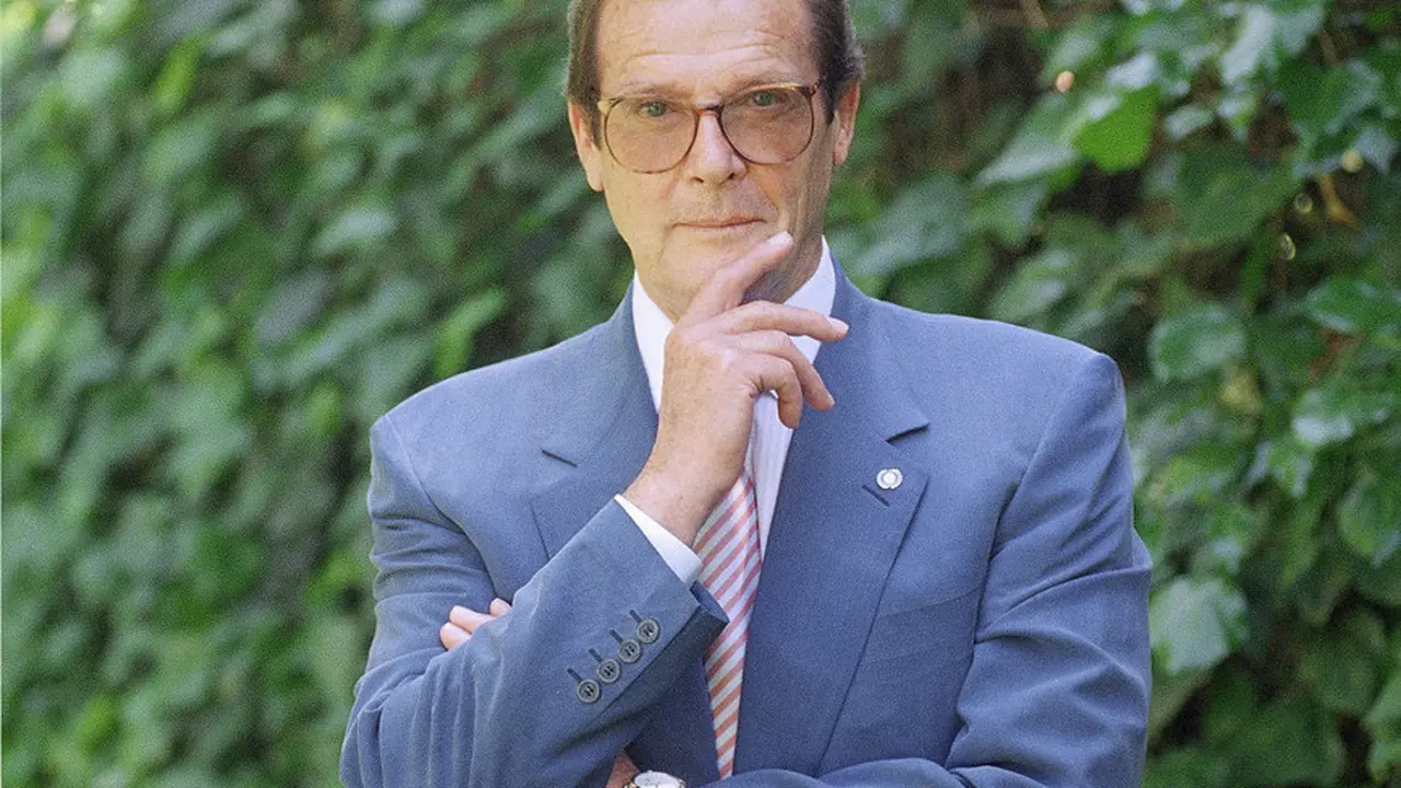 [Bintang] Roger Moore