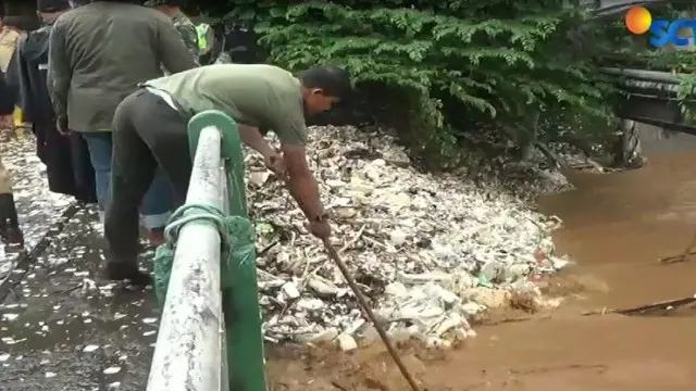 Alat berat harus dikerahkan Pemkot Bogor untuk mengangkat tumpukan sampah dan jalur lalu lintas di sekitar lokasi ditutup sementara.