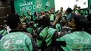 Puluhan GO-JEK berjoget ria saat mengikuti acara GO-JEK Hero Day di Jakarta, Minggu (20/11). Dalam acara tersebut GO-JEK meluncurkan program SWADAYA yang bertujuan membantu meningkatkan kesejahteraan para mitra driver GO-JEK. (Liputan6.com/Faizal Fanani)