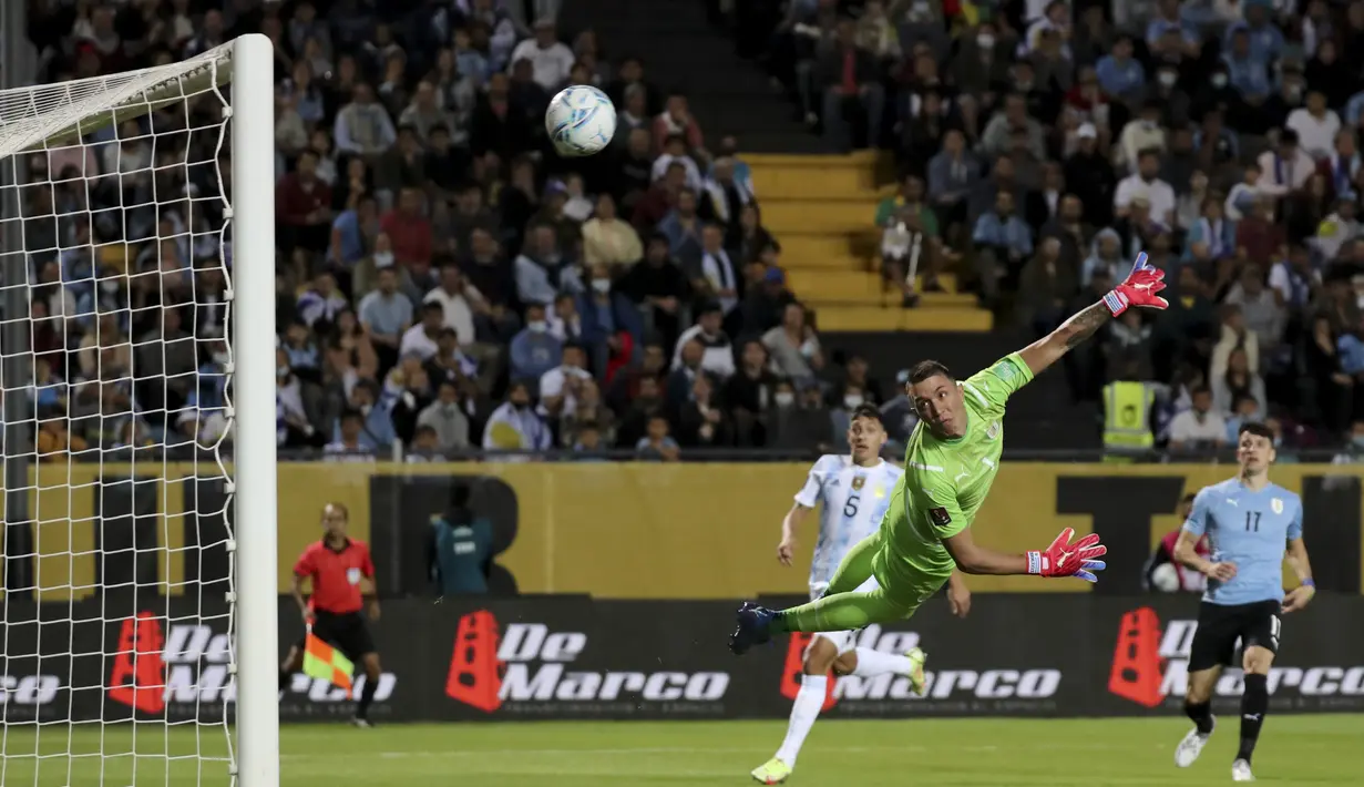 Penjaga gawang Uruguay Fernando Muslera gagal menghentikan tendangan gelandang Argentina, Angel Di Maria selama pertandingan penyisihan Piala Dunia di Estadio Campeon del Siglo, Montevideo, Uruguay, Sabtu (13/11/2021). Uruguay terancam gagal lolos ke Qatar. (Ernesto Ryan/Pool Via AP)