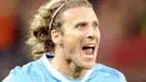 Bukan salah satu anggota skuad Spanyol atau Belanda yang memenangkan gelar Pemain Terbaik PD 2010, akan tetapi striker Uruguay Diego Forlan. Sedangkan Sepatu Emas direngkuh striker Jerman Thomas Mueller. 