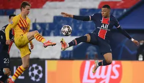 Gelandang Barcelona, Frenkie De Jong (kiri) berebut bola dengan penyerang PSG, Kylian Mbappe pada pertandingan leg kedua babak 16 besar Liga Champions di stadion Parc des Princes di Paris, Kamis (11/3/2021).  PSG  mendepak Barcelona di babak 16 besar Liga Champions.  (AFP/Franck Fife)