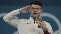 Tampil di urutan terakhir dari total 29 atlet Indonesia yang berlaga di Olimpiade Paris 2024, Rizki Juniansyah betul-betul menjadi penutup yang manis bagi kontingen Indonesia. Atlet berusia 21 tahun itu sukses menyumbang medali emas kedua untuk Indonesia dai kelas 73 kg putra cabor angkat besi yang berlangsung di Paris Expo Porte de Versailles, Paris, Jumat (9/8/2024) dini hari WIB. Rizki mampu mengangkat total 354 kg yang menjadi rekor baru Olimpiade dengan rincian 155 kg pada angkatan snatch dan 199 kg untuk clean and jerk. (AP Photo/Kin Cheung)