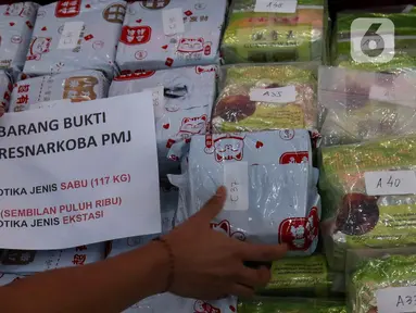 Personel Ditresnarkoba Polda Metro Jaya menata barang bukti pengungkapan kasus peredaran gelap narkotika jaringan internasional Malaysia di halaman Polda Metro Jaya, Jakarta, Rabu (6/11/2024). (Liputan6.com/Herman Zakharia)