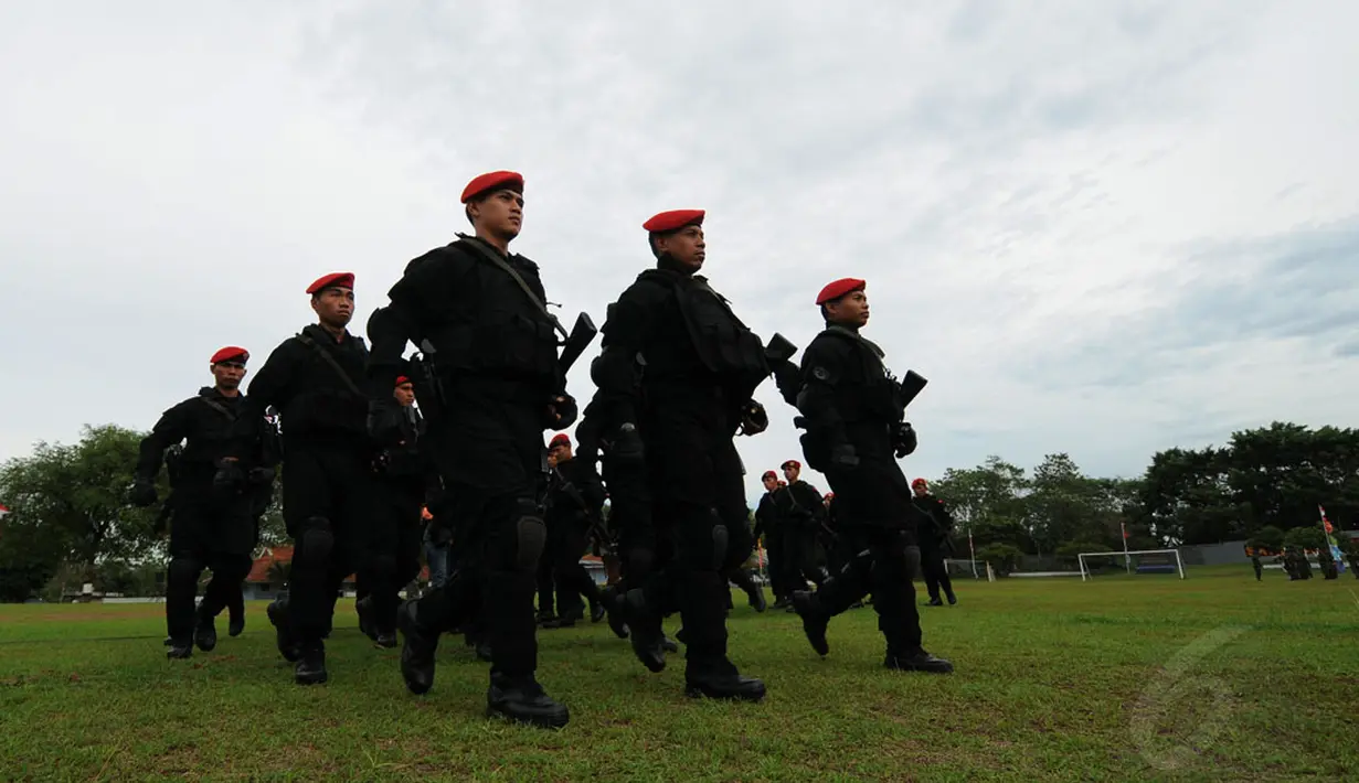 Sejumlah anggota Kopassus TNI AD bersiap mengikuti Latihan Gabungan Gultor Tri Matra IX TA.2014 di Halim Perdanakusuma Jakarta, Senin (1/12/2014). Latihan penanggulangan teror untuk memelihara kedaulatan NKRI. (Liputan6.com/Helmi Fithriansyah)
