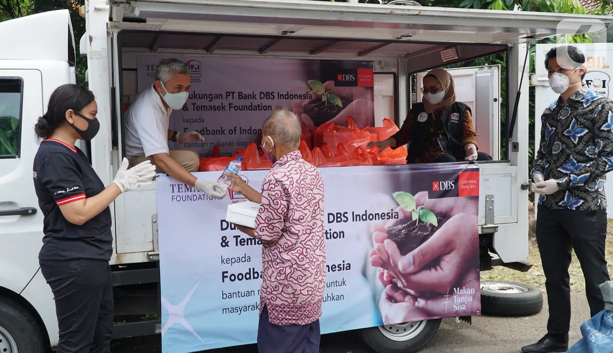 Sekretaris Pertama (Politik) Kedubes Singapura di Jakarta Matthew Chan didampingi Head of Group Strategic Marcomm PT Bank DBS Indonesia menyaksikan bantuan kepada masyarakat terdampak COVID-19 di RPTRA Pesona Manggarai, Jakarta. (Liputan6.com/HO/Isa)