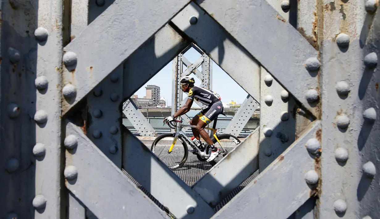 Pebalap beraksi dalam Etape 6 Tour de France yang menempuh jarak 191.5-km dari Abbeville menuju Le Havre, Prancis,. (9/7/2015). (AP Photo/Laurent Cipriani)