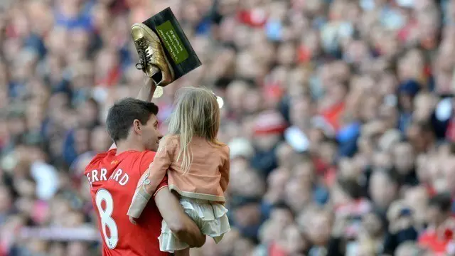 Berikut suasana stadion Anfield saat pertandingan terakhir legenda mereka, Steven Gerrard yang memutuskan untuk tidak memperpanjang kontrak bersama Liverpool musim 2013/2014. Stevie G mengakhiri 17 tahun kebersamaannya dengan The Reds dan memilih ber...