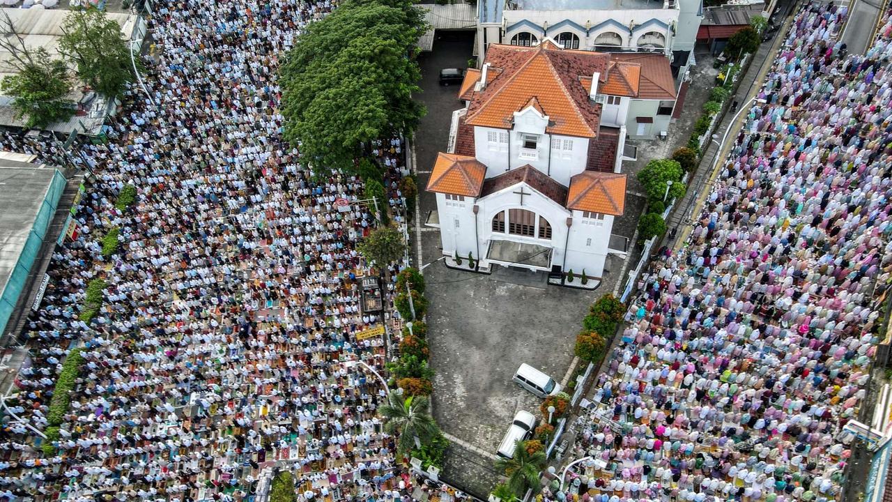 Ribuan jemaah gelar salat Idulfitri di jalanan depan gereja Jatinegara