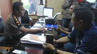 Jajaran redaksi Surat Kabar Harian Victory News, melaporkan Wali Kota Kupang Jefri Riwu Kore ke pihak Kepolisian Daerah (Polda) Nusa Tenggara Timur atas tuduhan dugaan penghinaan terhadap salah satu awak medianya, Sabtu (24/3/2018).