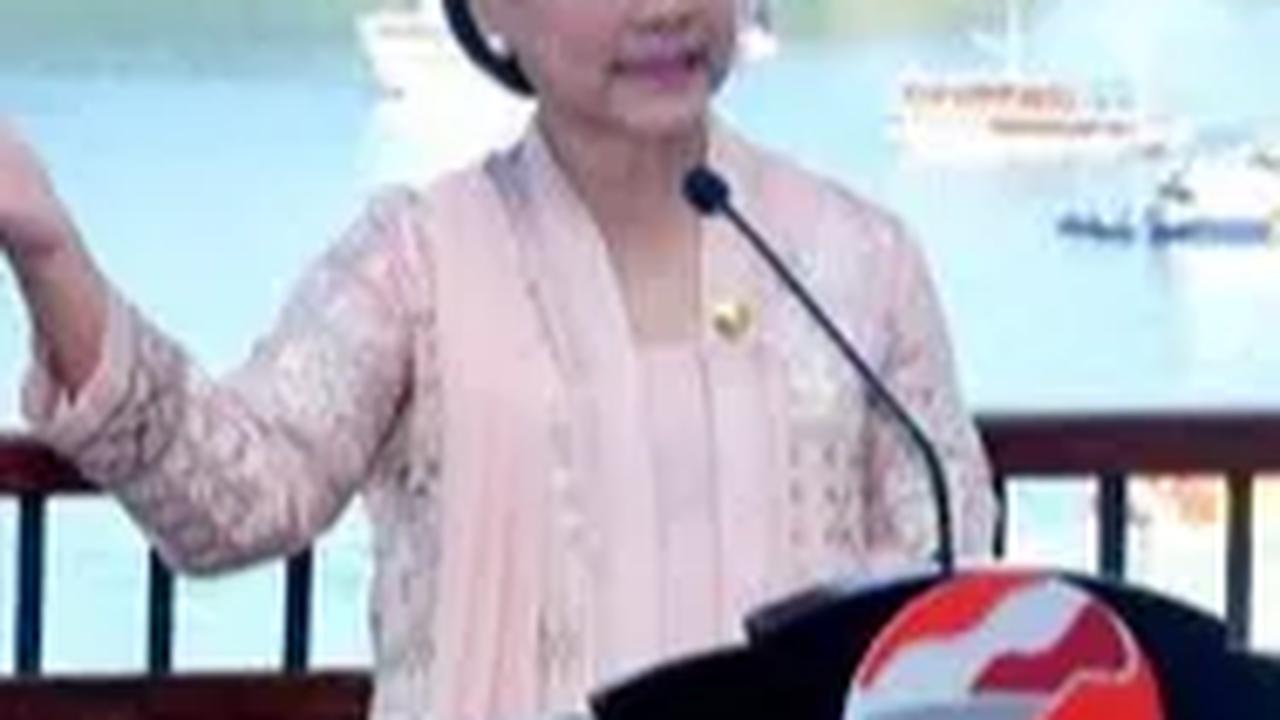 Warga Histeris Ingin Foto Bareng dan Beri Oleh-oleh Pisang Ke Ibu Iriana, Lalu Ditaruh di Mobil RI 1