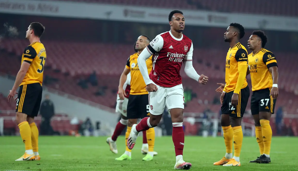 Bek Arsenal, Gabriel, merayakan gol penyeimbang 1-1 dalam laga lanjutan Liga Inggris 2020/21 pekan ke-9 melawan Wolverhampton Wanderers di Emirates Stadium, London, Minggu (29/11/2020) waktu setempat. Arsenal tumbang 1-2 dari Wolverhampton. (AFP/Catherine Ivill/Pool)