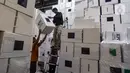 Saat ini, surat suara yang telah tiba di gudang logistik KPU Kota Tangerang Selatan di antaranya untuk pemilihan anggota DPRD tingkat provinsi, surat suara pemilihan presiden dan wakil presiden, serta pemilihan anggota DPRD tingkat kota. (merdeka.com/Arie Basuki)
