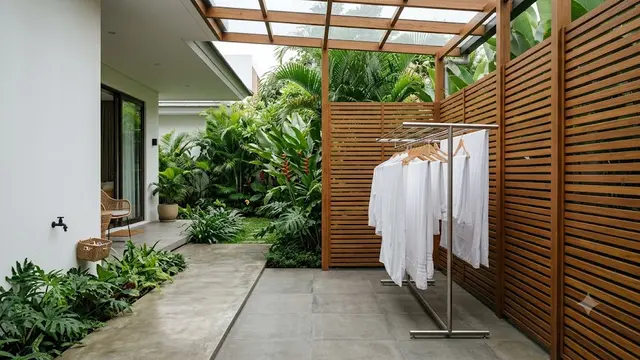 Area Jemur di Samping Rumah dengan Taman sebagai Sekat
