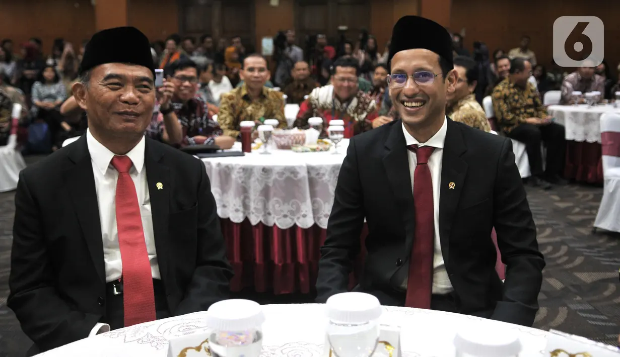 Mendikbud Nadiem Makarim bersama mantan Mendikbud Muhadjir Effendy saat acara lepas sambut di Gedung Kemendikbud, Jakarta, Rabu (23/10/2019). Nadiem Makarim datang untuk menghadiri  acara lepas sambut sebagai Mendikbud yang baru. (merdeka.com/Iqbal S. Nugroho)