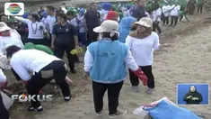Iriana Jokowi bersihkan tepi Pantai Teluk Ambon bersama sejumlah istri menteri Kabinet Kerja dan Forum Koordinasi Pimpinan Daerah.